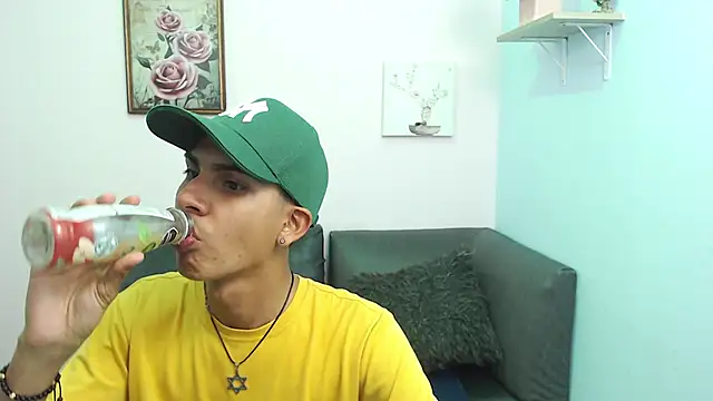 Snapshot of David_925_ chatting on 10/11/25, 03:39 David 925 online show from 10/11/25, 03:39