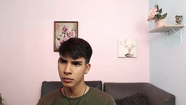 Snapshot of David_925_ chatting on 10/14/25, 04:46 David 925 online show from 10/14/25, 04:46