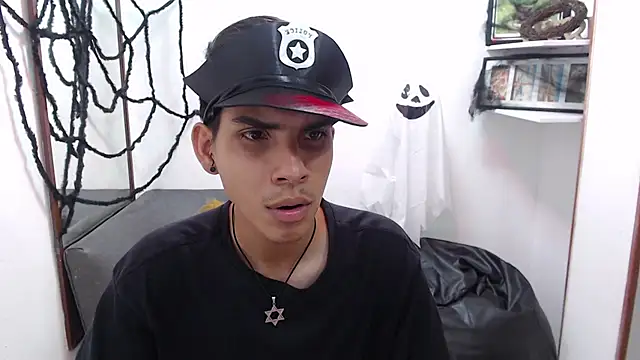 Snapshot of David_925_ chatting on 10/31/25, 04:13 David 925 online show from 10/31/25, 04:13