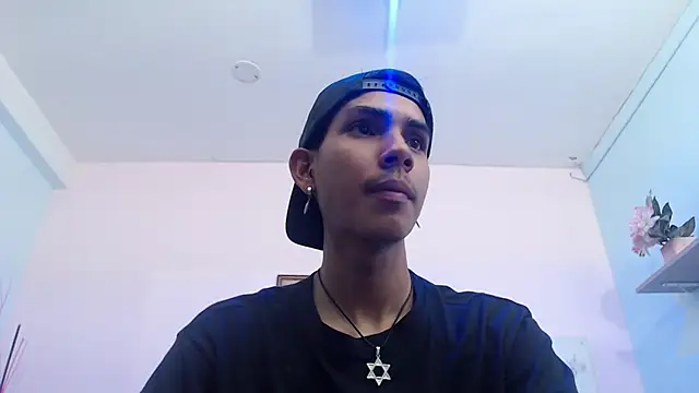 Snapshot of David_925_ chatting on 11/02/25, 02:19 David 925 online show from 11/02/25, 02:19