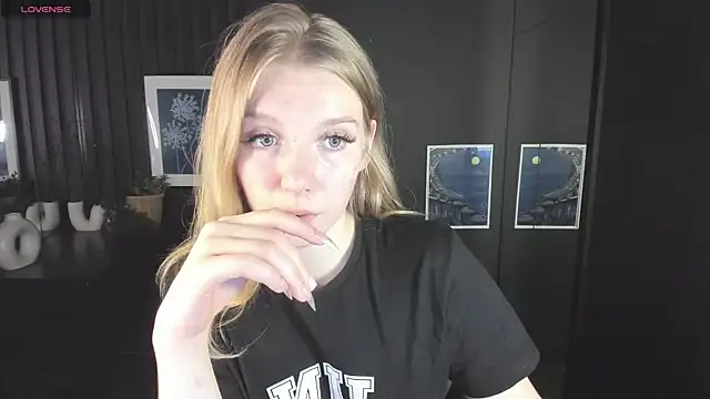 Snapshot of Layla_Glam chatting on 09/26/25, 01:15 Layla Glam online show from 09/26/25, 01:15