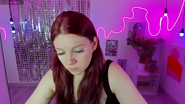 Snapshot of Layla_Glam chatting on 10/17/25, 01:25 Layla Glam online show from 10/17/25, 01:25