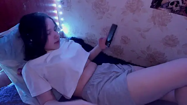 Snapshot of MandaDestiche chatting on 11/16/25, 05:18 MandaDestiche online show from 11/16/25, 05:18