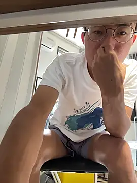 Snapshot of leeyoung_ chatting on 10/17/25, 03:42 leeyoung  online show from 10/17/25, 03:42