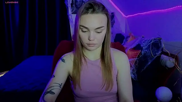 Snapshot of KitsyMoore chatting on 10/28/25, 01:14 KitsyMoore online show from 10/28/25, 01:14