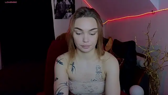 Snapshot of KitsyMoore chatting on 11/08/25, 01:11 KitsyMoore online show from 11/08/25, 01:11