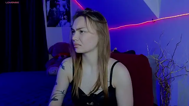 Snapshot of KitsyMoore chatting on 11/10/25, 01:10 KitsyMoore online show from 11/10/25, 01:10