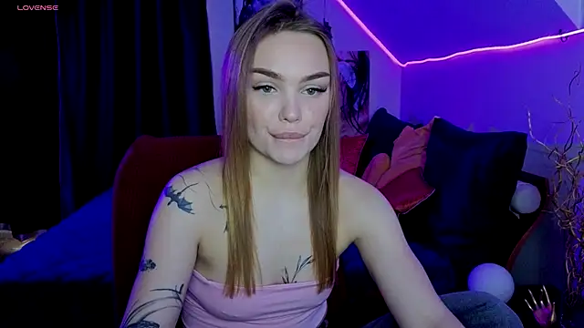 Snapshot of KitsyMoore chatting on 11/14/25, 01:21 KitsyMoore online show from 11/14/25, 01:21