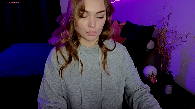 Snapshot of KitsyMoore chatting on 11/18/25, 02:43 KitsyMoore online show from 11/18/25, 02:43