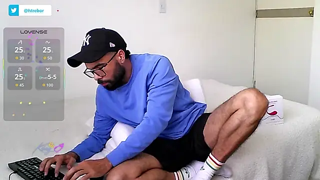 Snapshot of htrebor87 chatting on 02/16/26, 06:59 htrebor87 online show from 02/16/26, 06:59