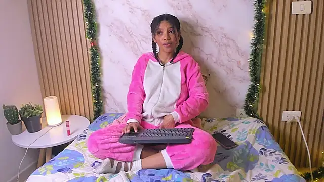 Snapshot of natalia_blue chatting on 12/15/25, 03:22 natalia blue online show from 12/15/25, 03:22