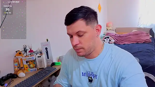 Snapshot of ryden_01 chatting on 11/15/25, 04:25 ryden 01 online show from 11/15/25, 04:25