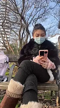 Snapshot of fioralba chatting on 12/15/25, 12:31 fioralba online show from 12/15/25, 12:31