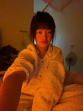 Snapshot of Tramy_xx chatting on 07/10/26, 05:26 Tramy xx online show from 07/10/26, 05:26