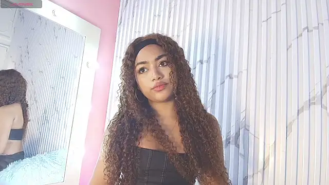 Snapshot of Missdionne_curly chatting on 09/26/25, 11:25 Missdionne curly online show from 09/26/25, 11:25