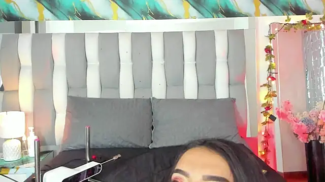 Snapshot of IsaDiiaz chatting on 12/22/25, 03:47 IsaDiiaz online show from 12/22/25, 03:47