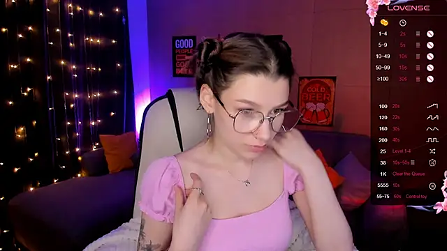 Snapshot of LinaBlossom_ chatting on 10/07/25, 02:42 LinaBlossom online show from 10/07/25, 02:42