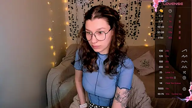 Snapshot of LinaBlossom_ chatting on 10/18/25, 03:09 LinaBlossom online show from 10/18/25, 03:09