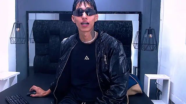 Daniel delux  online show from 10/28/25, 12:19