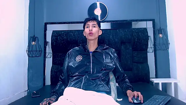 Daniel delux  online show from 11/16/25, 12:33