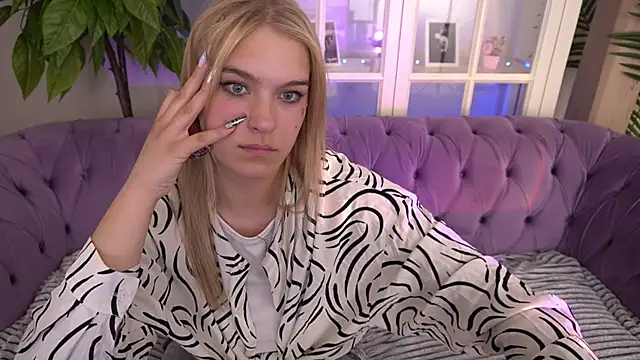 Snapshot of AlinaLiii chatting on 06/15/26, 07:21 AlinaLiii online show from 06/15/26, 07:21