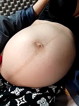 Snapshot of Pipi23_ chatting on 12/04/25, 02:37 Pipi23 online show from 12/04/25, 02:37