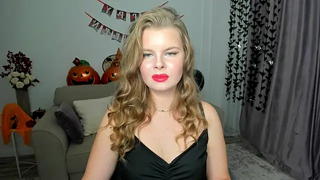 Snapshot of WildeDesiree chatting on 10/20/25, 12:27 WildeDesiree online show from 10/20/25, 12:27