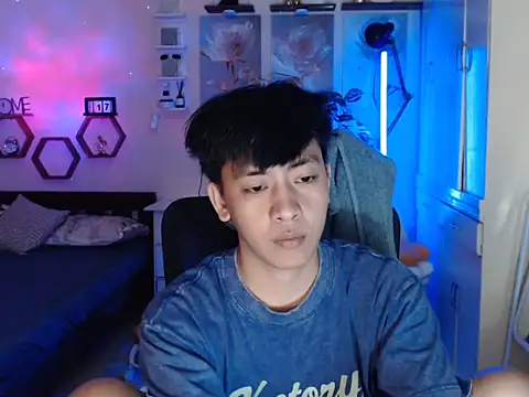 Snapshot of niel_cumshow chatting on 12/17/25, 04:02 niel cumshow online show from 12/17/25, 04:02