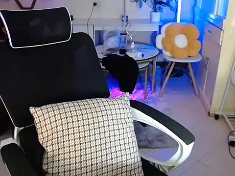 Snapshot of niel_cumshow chatting on 12/19/25, 08:16 niel cumshow online show from 12/19/25, 08:16