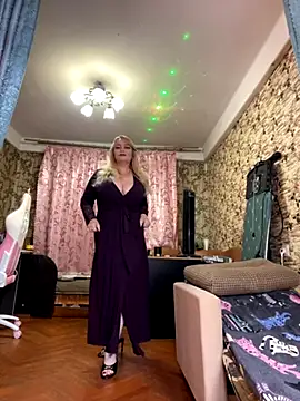 Snapshot of Sweet-blonde chatting on 10/28/25, 05:59 Sweet-blonde online show from 10/28/25, 05:59