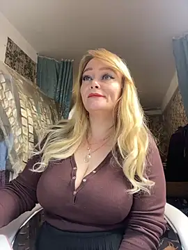 Snapshot of Sweet-blonde chatting on 11/23/25, 08:52 Sweet-blonde online show from 11/23/25, 08:52