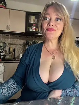Snapshot of Sweet-blonde chatting on 06/06/26, 11:31 Sweet-blonde online show from 06/06/26, 11:31