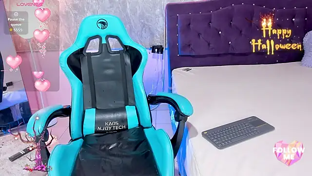 Lauren smiles online show from 10/18/25, 04:37