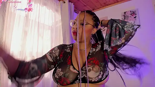 Snapshot of Lauraricci__ chatting on 11/11/25, 02:28 Lauraricci online show from 11/11/25, 02:28