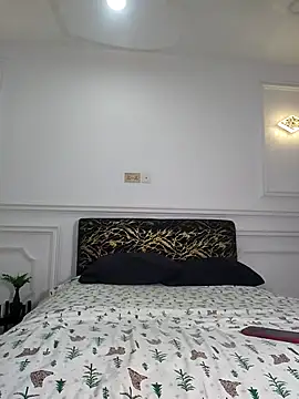 Zola Nooryi online show from 12/05/25, 03:20