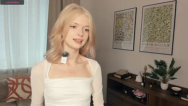 LaureMestler online show from 10/17/25, 08:06