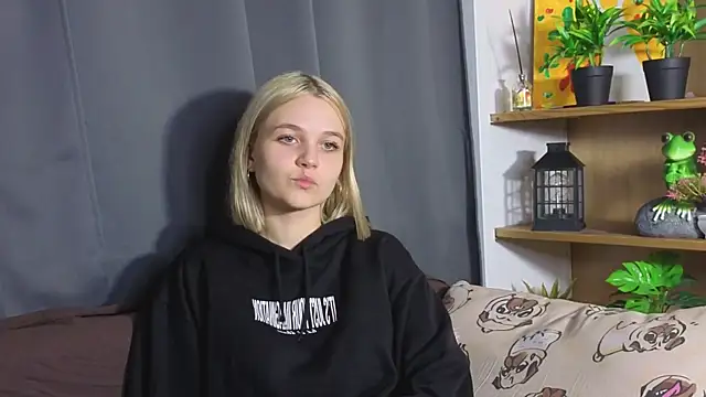 Snapshot of KelleDomin chatting on 10/02/25, 06:48 KelleDomin online show from 10/02/25, 06:48