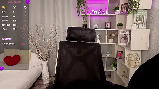 Snapshot of DreamVelour chatting on 11/18/25, 08:24 DreamVelour online show from 11/18/25, 08:24