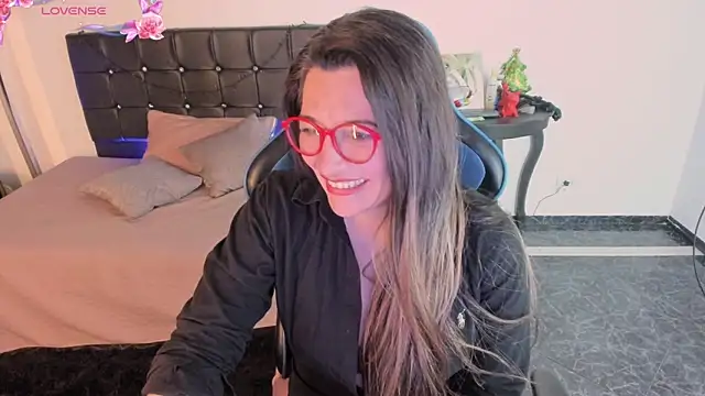 Snapshot of Hanna_MA chatting on 11/22/25, 11:37 Hanna MA online show from 11/22/25, 11:37