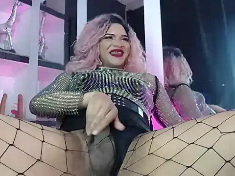 Snapshot of Sophia_hott01 chatting on 12/15/25, 12:20 Sophia hott01 online show from 12/15/25, 12:20