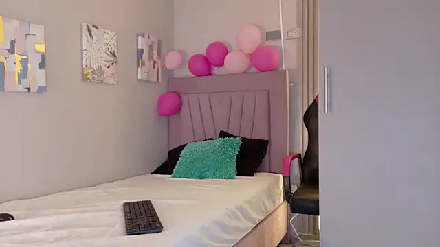 Snapshot of meli_peach1 chatting on 11/19/25, 07:25 meli peach1 online show from 11/19/25, 07:25