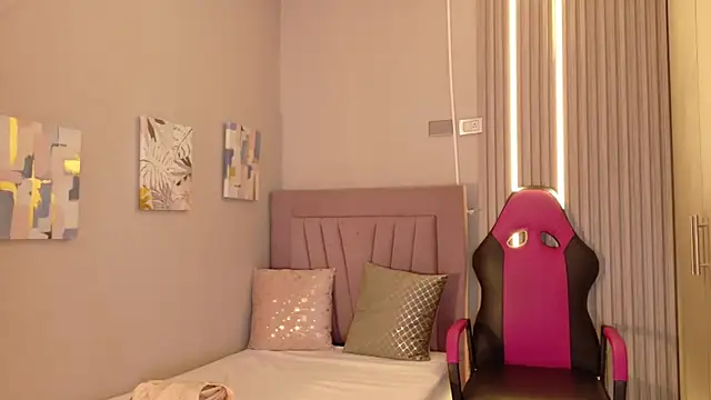 Snapshot of meli_peach1 chatting on 12/15/25, 07:29 meli peach1 online show from 12/15/25, 07:29