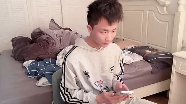 Snapshot of xwen2020 chatting on 12/15/25, 03:44 xwen2020 online show from 12/15/25, 03:44