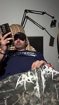 Snapshot of wwolfxxx chatting on 12/21/25, 06:26 wwolfxxx online show from 12/21/25, 06:26