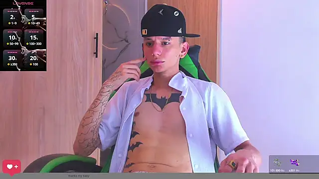 Snapshot of Skinny_batman chatting on 10/14/25, 02:12 Skinny batman online show from 10/14/25, 02:12