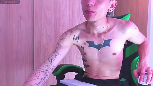 Snapshot of Skinny_batman chatting on 10/21/25, 03:13 Skinny batman online show from 10/21/25, 03:13