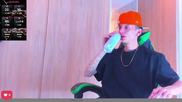 Snapshot of Skinny_batman chatting on 10/23/25, 11:24 Skinny batman online show from 10/23/25, 11:24