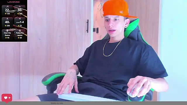 Snapshot of Skinny_batman chatting on 10/24/25, 04:47 Skinny batman online show from 10/24/25, 04:47