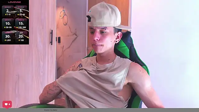 Snapshot of Skinny_batman chatting on 10/26/25, 06:47 Skinny batman online show from 10/26/25, 06:47