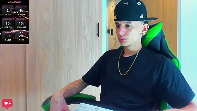 Snapshot of Skinny_batman chatting on 10/27/25, 06:45 Skinny batman online show from 10/27/25, 06:45